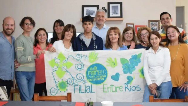 A través de las redes sociales la filial Paraná del Fondo de Becas para Estudiantes (FONBEC) abrió una convocatoria para apadrinar a seis jóvenes con el objetivo del colaborar en la continuación de sus estudios. En este sentido UNO dialogó con Marisela Retamal