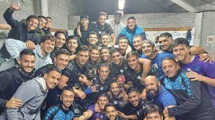 El festejo de los jugadores de San Telmo en el vestuario visitante del estadio de Defensores de Belgrano.