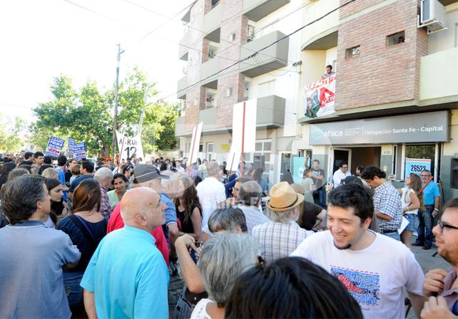 Con una radio abierta y una calle colmada