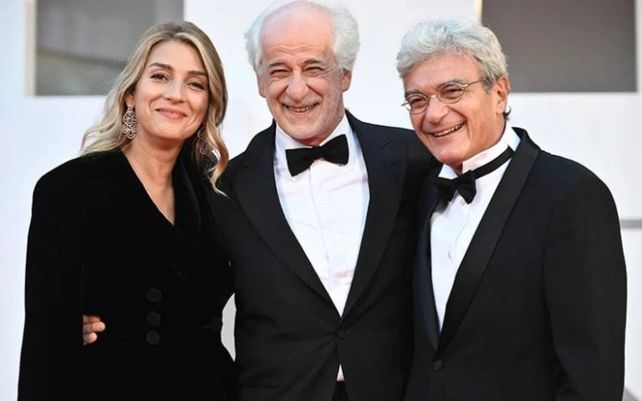 La guionista Ippolita di Majo, Toni Servillo y el director Mario Martone en el Festival de Cine de Venecia.
