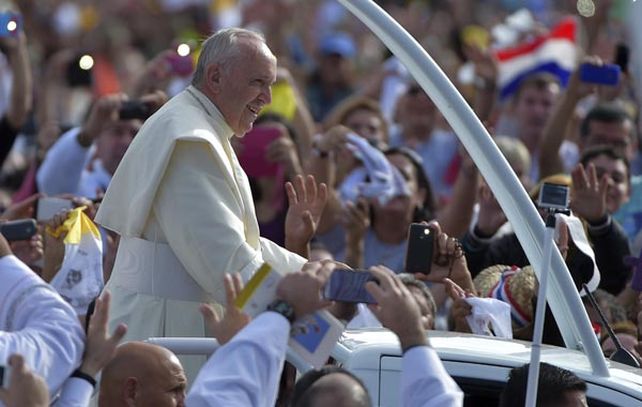 El Papa dio una isa ante una multitud antes de emprender su regreso a Roma. (Foto: Reuters)