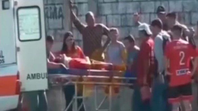 Un futbolista de 23 años murió en un partido al golpear contra una pared