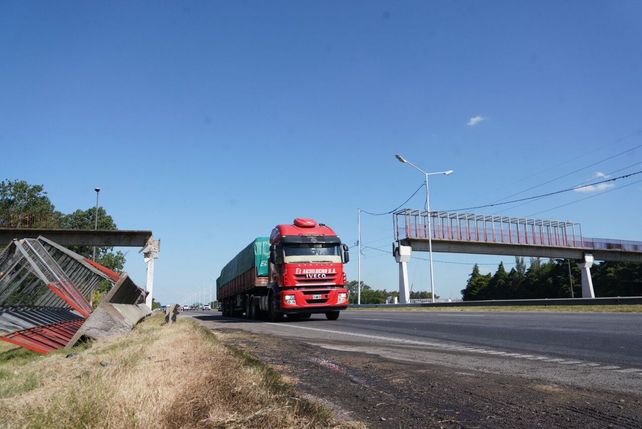 El puente peatonal colapsó tras recibir el impacto de un brazo mecánico de una retropala