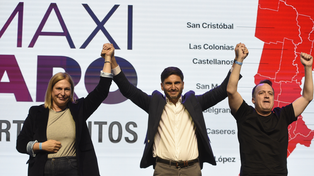 Maximiliano Pullaro festejó flanqueado por la vicegobernadora Gisela Scaglia y el titular del socialismo de Santa Fe, Joaquín Blanco.