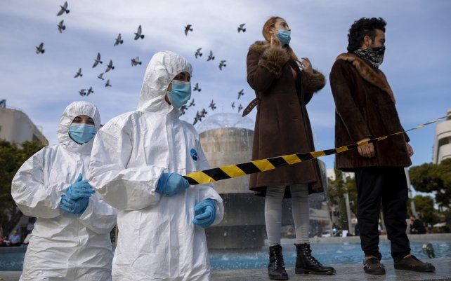 Activistas israelíes por los derechos de los animales organizan una manifestación contra la propagación del coronavirus entre los visones en la industria peletera de Dinamarca en Tel Aviv.