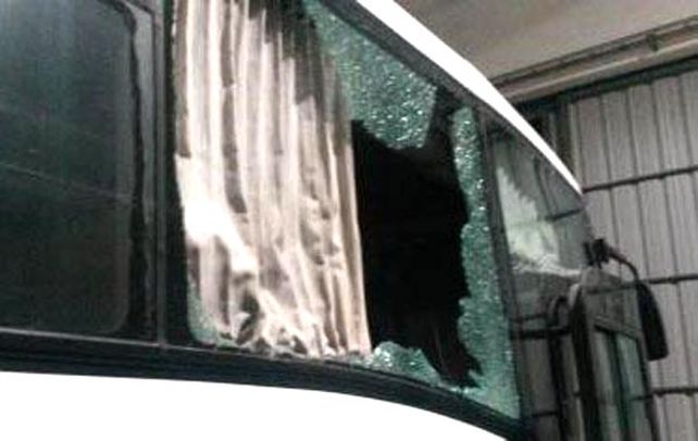 Destrozos. Las piedras impactaron en los laterales del coche. Hay mucha preocupación entre empresarios y choferes.