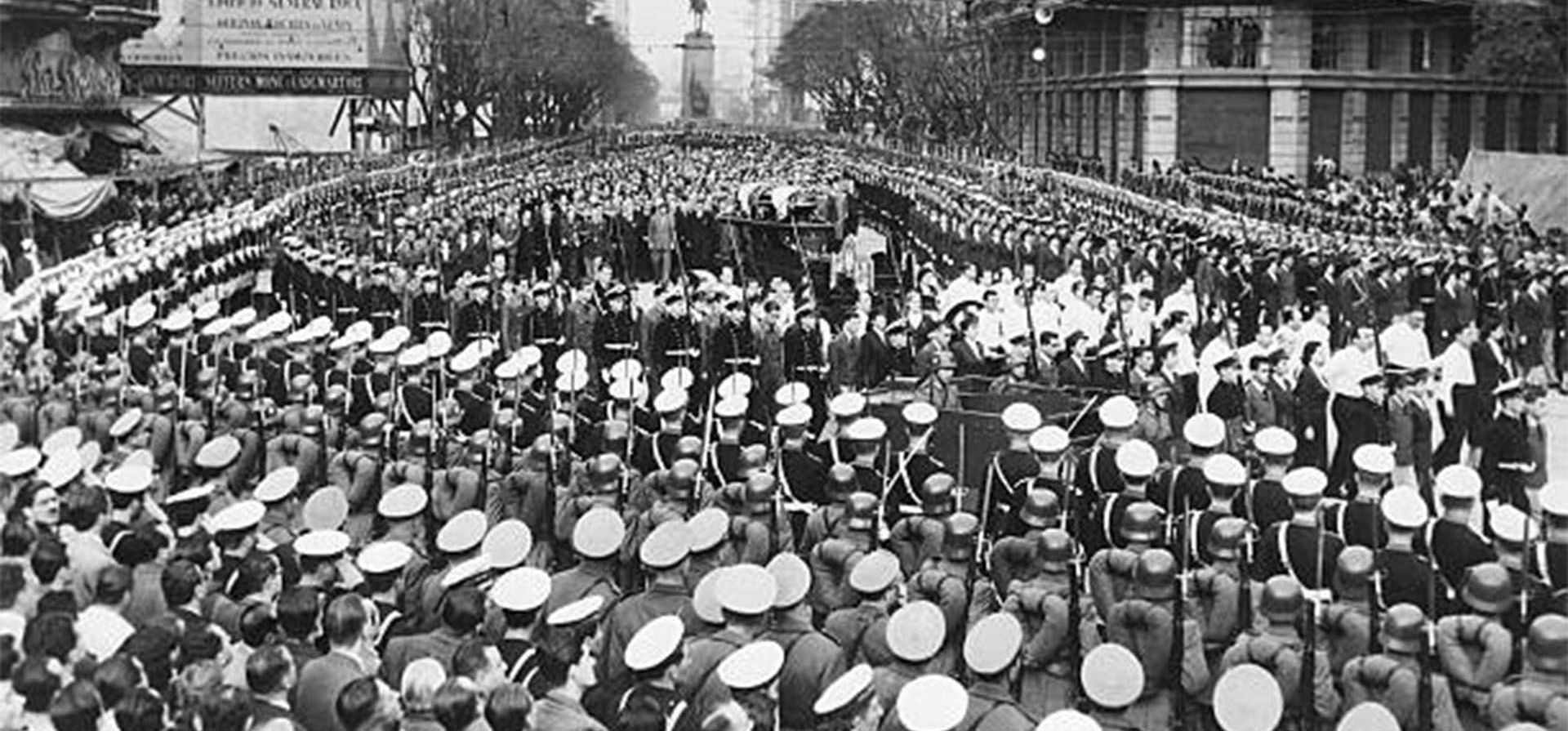11 de agosto de 1952. El ataúd de la fallecida primera dama argentina Eva Perón es llevado entre guardias de honor al edificio de la Confederación General del Trabajo (CGT).