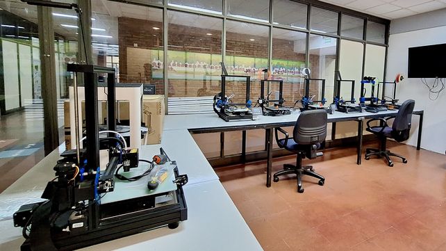 Se trata de un espacio destinado a estudiantes y docentes para acompañar procesos de diseño, innovación, desarrollo tecnológico y fabricación.