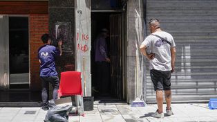 El frente de la Secretaría de Niñez y Adolescencia de la provincia afectada por el fuego. No habrá atención al público y los empleados no pueden trabajar porque se quemaron cables.&nbsp;