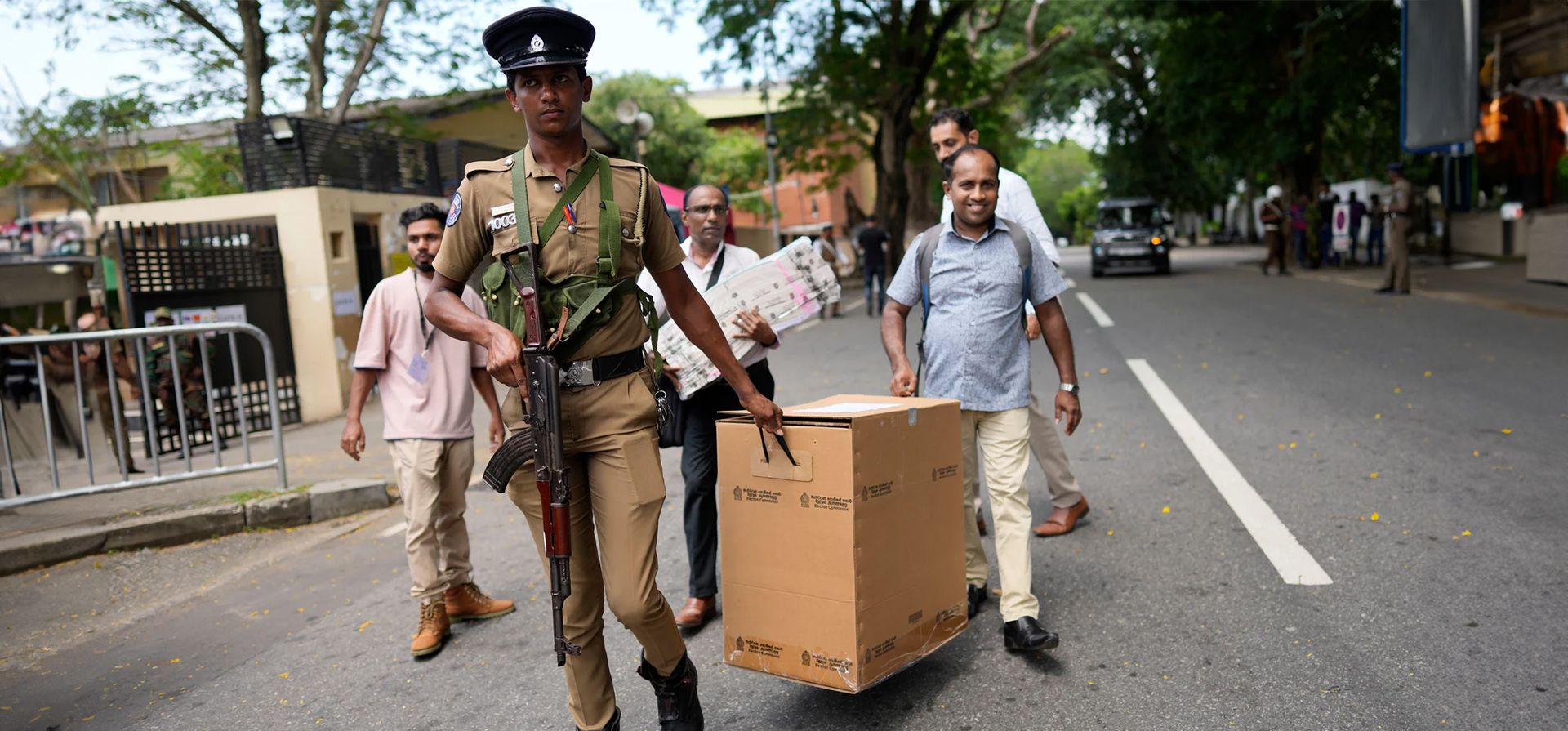 Funcionarios electorales abandonan un centro de distribución después de recoger material electoral para las próximas elecciones presidenciales, Colombo, Sri Lanka. Fotografía: Eranga Jayawardena/AP Funcionarios electorales abandonan un centro de distribución después de recoger material electoral para las próximas elecciones presidenciales, Colombo, Sri Lanka. Fotografía: Eranga Jayawardena/AP