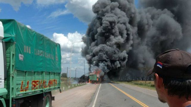 Se incendió el acoplado de un camión en tránsito por la ruta provincial Nº 13 en Estación Clucellas