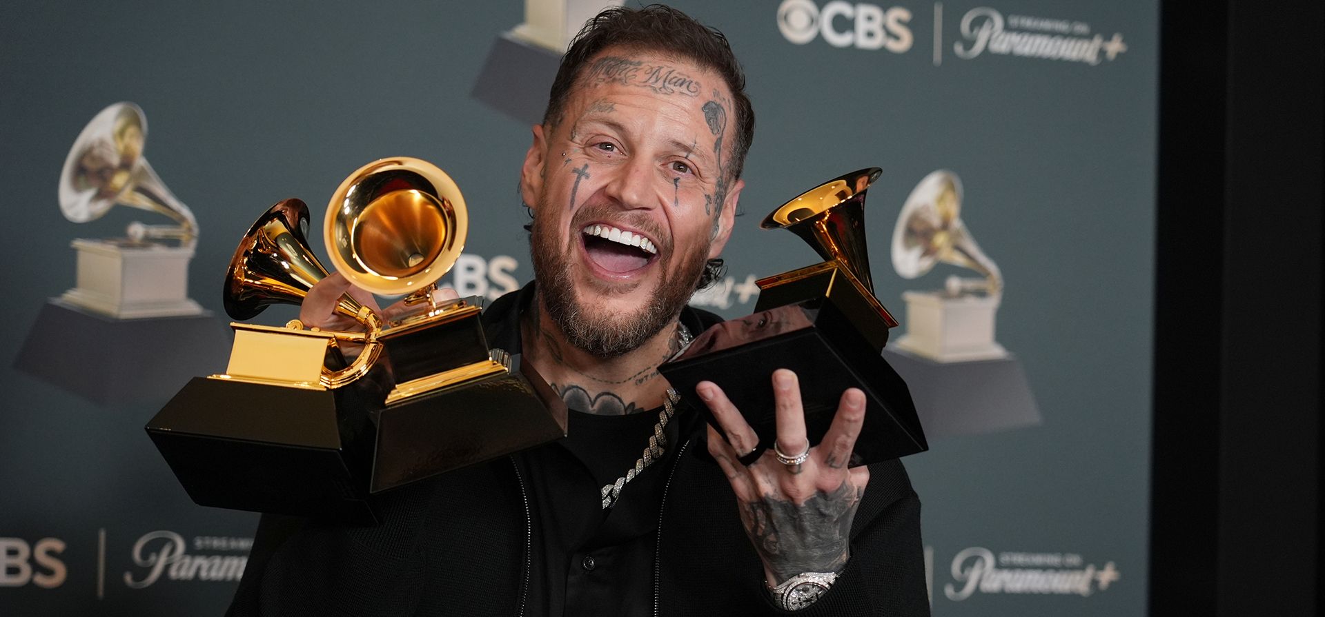 Jelly Roll posa en la sala de prensa con el premio al mejor álbum country contemporáneo por 
