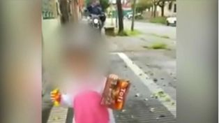 Grababa un video con su hija y aparecieron dos ladrones en moto