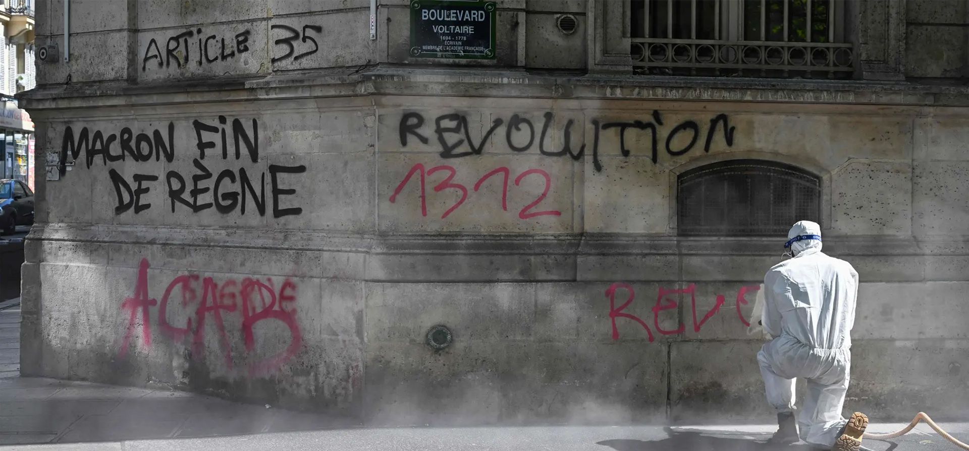 París, Francia. Un trabajador municipal limpia un graffiti un día después de las manifestaciones del Primero de Mayo (Día del Trabajo) para conmemorar el Día Internacional de los Trabajadores. Fotografía: Alain Jocard/AFP/Getty Images
