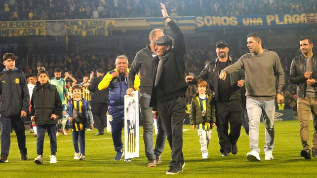 Miguel Ángel Russo saludó emocionado a los hinchas de Central. Después hizo un análisis crítico de la derrota con Huracán.
