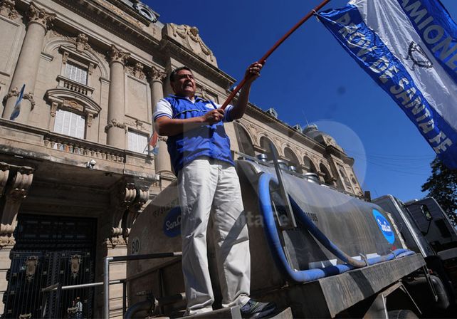 Movilización. Muchos camiones se estacionaron frente a la Casa de Gobierno y en el sur de la ciudad / Foto: Manuel Testi - Uno Santa Fe