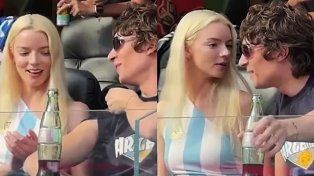 La actriz Anya Taylor-Joy presenció el debut de Estados Unidos vsa Paraguay en el SoFi Stadium de Los Ángeles, junto a su esposo y con la camiseta argentina&nbsp;