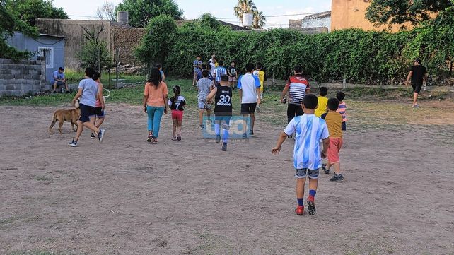Defensores del Chapu capta la atención de las infancias del barrio Padre Kolbe y sus alrededores.