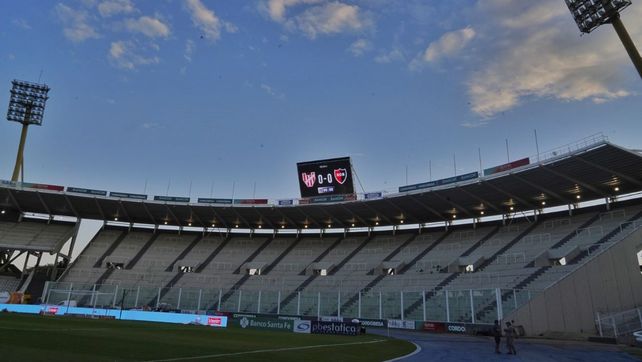 El tablero electrónico del Kempes listo. Solo falta que los jugadores protagonicen el partido. Heinze confirmó los once con Mansilla.