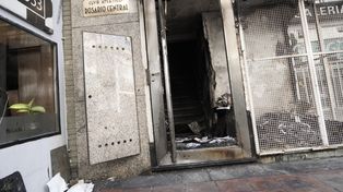 Miércoles. Dos personas incendiaron la fachada de&nbsp; la sede&nbsp; de calle Mitre al 800.