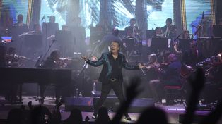 Tirá para arriba. Miguel Mateos tocó en El Círculo junto a una orquesta sinfónica de artistas locales.