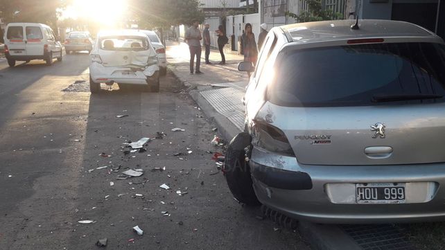 Perdió el control, chocó y volcó en pleno Bulevar Gálvez