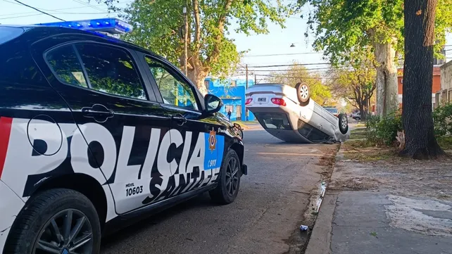 El siniestro vial en Urquiza y Teniente Agneta, barrio Ludueña, sucedió poco antes de las 3. El vehículo quedó varias horas en el lugar, generando muchos inconvenientes. 