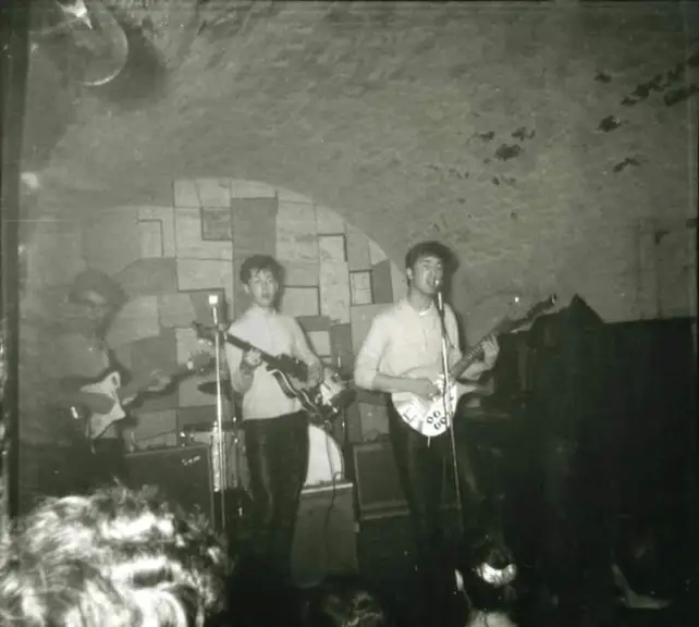 The Beatles tocando en The Cavern Club en 1961 (imágenes publicadas por prensa europea).