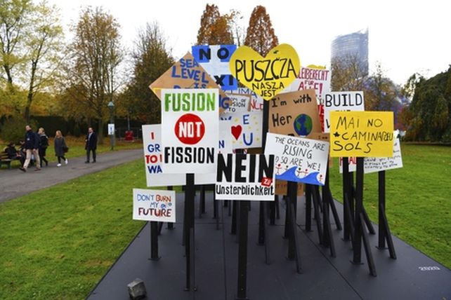 no contaminarás. Militantes ecologistas protestan en Bonn.