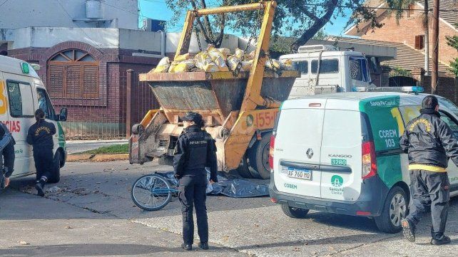 El ciclista quedó tendido y habría fallecido en el acto. El ciclista quedó tendido y habría fallecido en el acto.