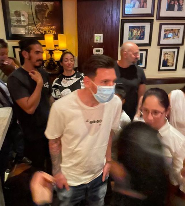 Lionel Messi y Antonela Roccuzzo sorprendidos cuando salían de una farmacia en Miami