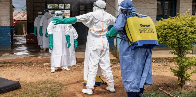 Mongbwalu, RDC. El personal sanitario se desinfecta al salir de la zona de aislamiento por ébola del hospital local. Fotografía: Michel Lunanga/Getty Images