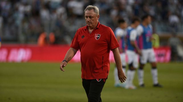 Ricardo Lunari se retira frustrado rumbo al vestuario de Gimnasia. El DT de Newells tiene fuerzas para seguir.
