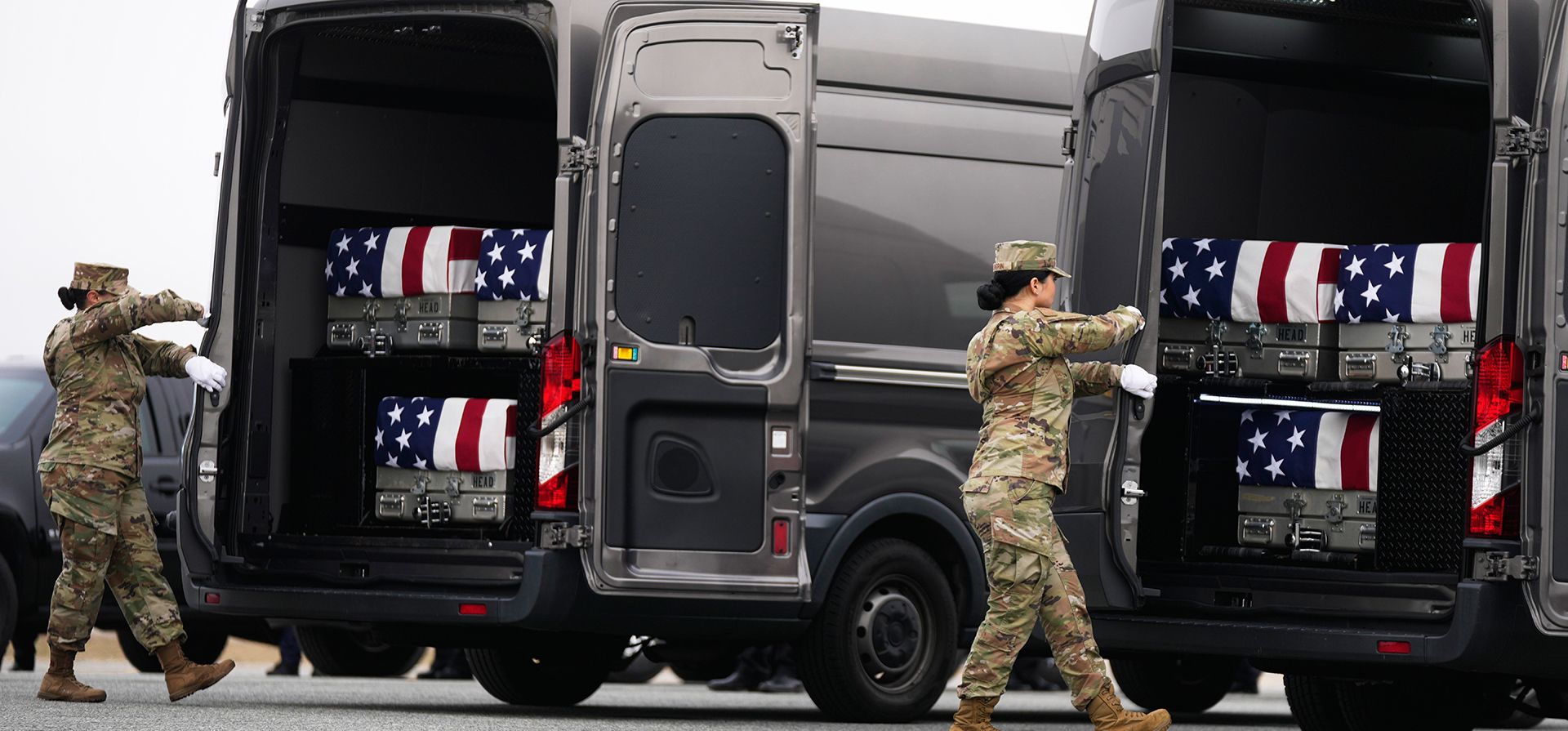 Personal de servicio asegura las puertas de los vehículos de traslado que transportan los restos de los soldados de la Reserva del Ejército de EE. UU. durante la ceremonia de repatriación de los fallecidos, los militares murieron en un ataque con drones contra un centro de mando en Kuwait, tras el inicio de la campaña militar conjunta de Estados Unidos e Israel contra Irán. (Foto AP/Mark Schiefelbein, archivo) Personal de servicio asegura las puertas de los vehículos de traslado que transportan los restos de los soldados de la Reserva del Ejército de EE. UU. durante la ceremonia de repatriación de los fallecidos, los militares murieron en un ataque con drones contra un centro de mando en Kuwait, tras el inicio de la campaña militar conjunta de Estados Unidos e Israel contra Irán. (Foto AP/Mark Schiefelbein, archivo)