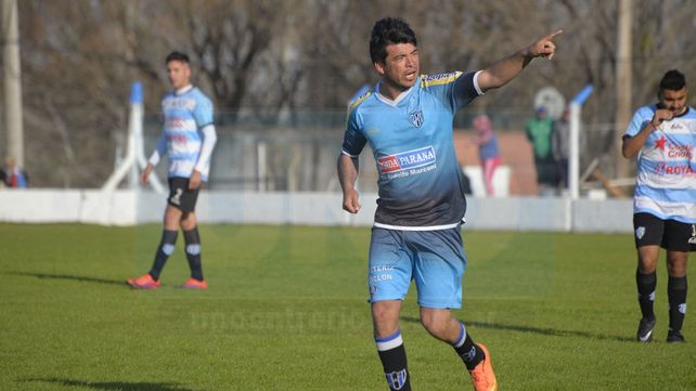 Carlos Chino Molina convirtió los dos goles de Peñarol en el Nuevo Estadio Mondonguero. Foto UNO Mateo Oviedo
