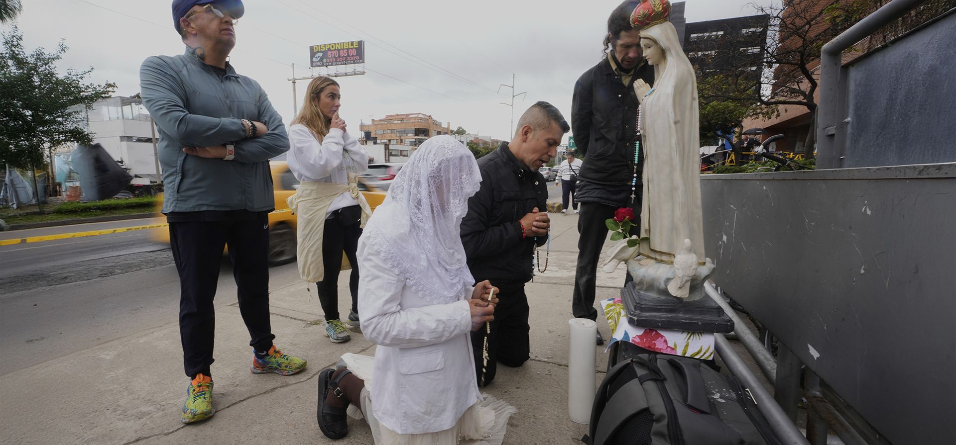 Personas rezan afuera del hospital donde el senador colombiano Miguel Uribe Turbay recibe atención médica tras recibir un disparo en un mitin político en Bogotá, Colombia, el miércoles 18 de junio de 2025. (Foto AP/Fernando Vergara) Personas rezan afuera del hospital donde el senador colombiano Miguel Uribe Turbay recibe atención médica tras recibir un disparo en un mitin político en Bogotá, Colombia, el miércoles 18 de junio de 2025. (Foto AP/Fernando Vergara)