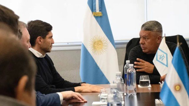 El gobernador Maximiliano Pullaro fue recibido por Chiqui Tapia en el predio que AFA tiene en Ezeiza.