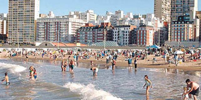 Con buen tiempo, Mar del Plata sigue siendo invadida por miles de turistas