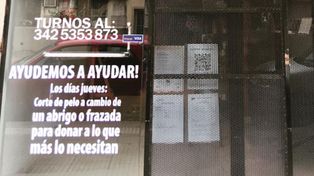 Una peluquera ofrece un corte a cambio de abrigos
