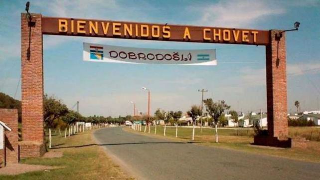 En Chovet se identificaron desde el primer momento con la selección de Croacia y colgaron un pasacalle en el acceso a la ciudad.