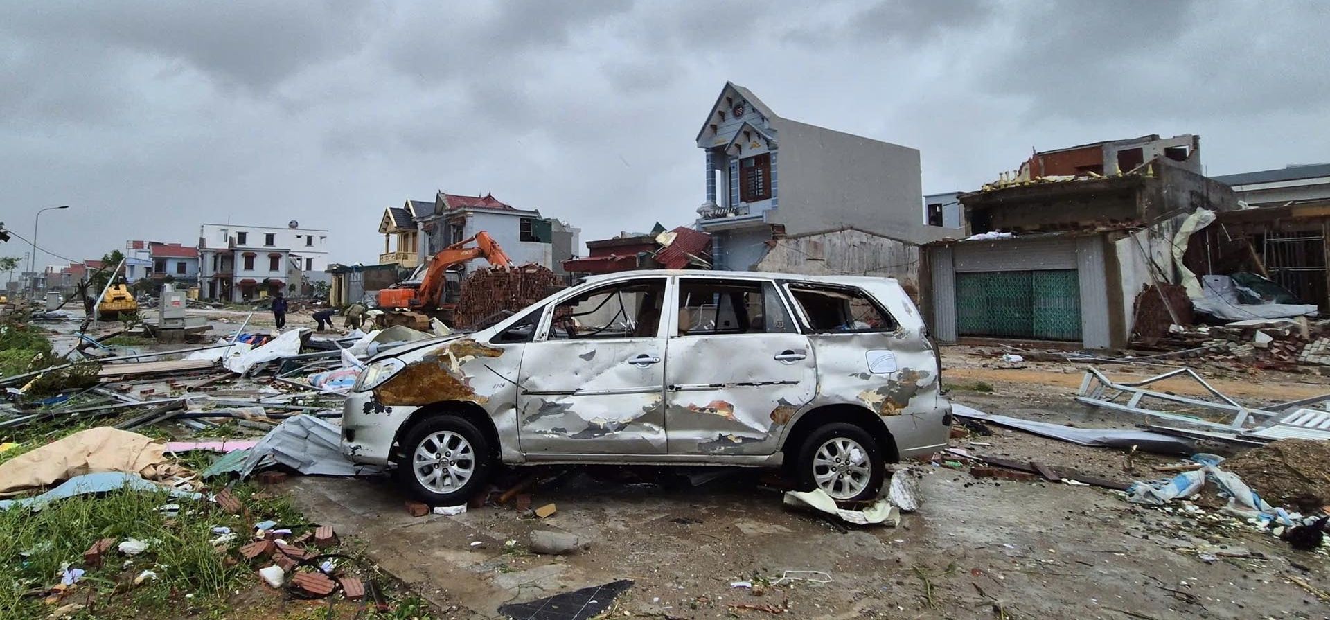 Un automóvil dañado quedó entre los escombros y casas dañadas después del paso del tifón Bualoi por Thanh Hoa, Vietnam, el lunes 29 de septiembre de 2025. (Viet Hoang/VNExpress vía AP) Un automóvil dañado quedó entre los escombros y casas dañadas después del paso del tifón Bualoi por Thanh Hoa, Vietnam, el lunes 29 de septiembre de 2025. (Viet Hoang/VNExpress vía AP)