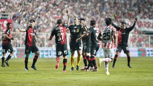 Todo Newells reclamó penal a Rodrigo Herrera. Fernando Espinoza ni la revisó