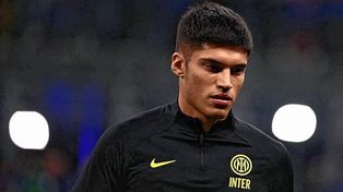 Joaquín Correa se retiró por lesión en el partido con Barcelona y encendió las alarmas para Scaloni.