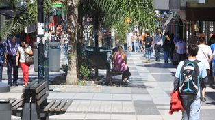 Una mamá le daba la teta a su beba cuando advirtió que un hombre la estaba mirando y se masturbaba