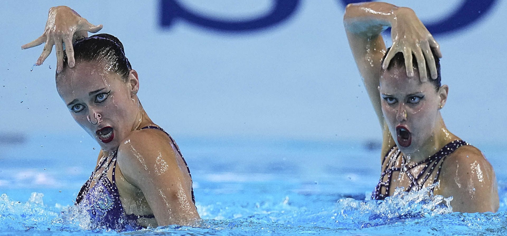 Lilou Lluis Valette e Iris Tio Casas de España compiten en la final femenina de dúo libre de natación artística en el Campeonato Mundial de Natación en Singapur, el jueves 24 de julio de 2025. (Foto AP/Ng Han Guan)