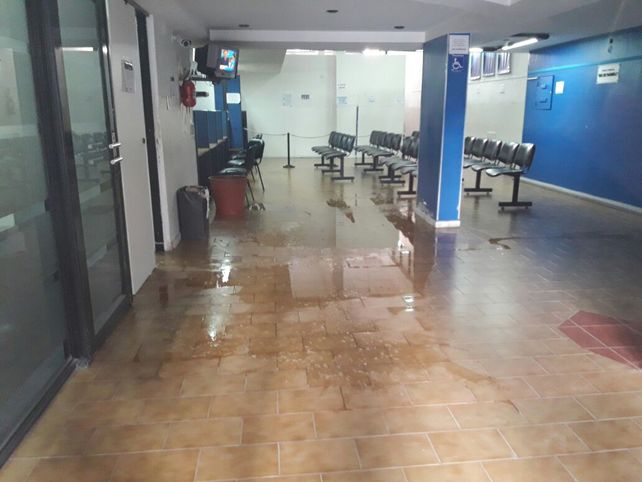 El lugar. Así quedaron las oficinas de ABSA luego del insólito actuar del usuario.