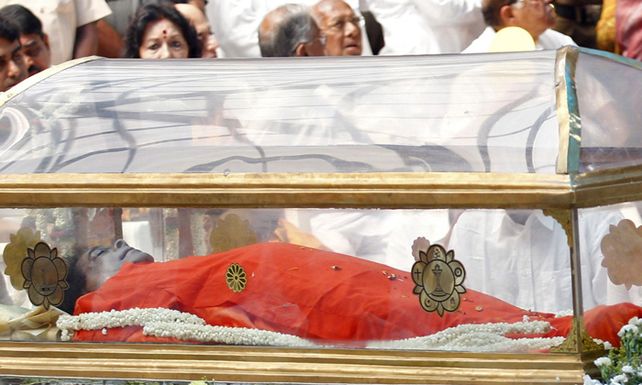 India llora la muerte de Sai Baba,  uno de sus l&iacute;deres m&aacute;s venerados