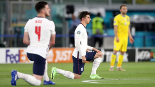 Los jugadores de Inglaterra permanecen con una rodilla en el suelo. Es en protesta por la violación de DDHH en Qatar.