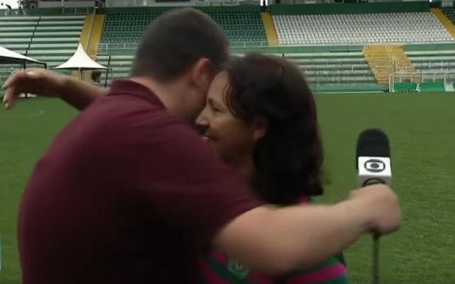 La madre de uno de los jugadores de Chapecoense estaba dando una nota y terminó consolando al periodista