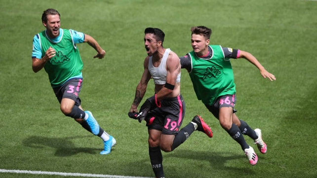 Leeds logró un triunfo agónico y quedó a un paso del ascenso